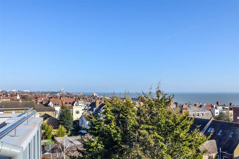 2 bedroom flat to rent, Grand View Apartments, Leigh On Sea SS9