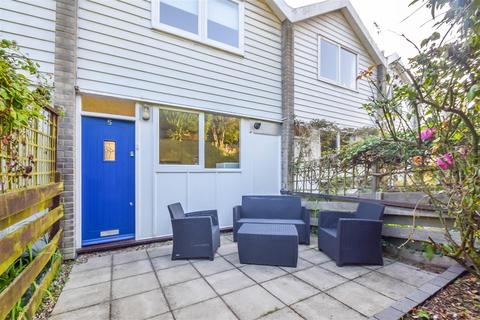 2 bedroom terraced house to rent, Leigh Hill Close, Leigh-On-Sea SS9
