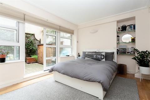 2 bedroom flat to rent, White's Row, London