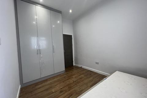 3 bedroom flat to rent, Scotts Road, Leyton