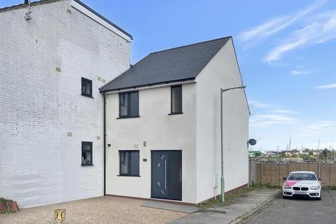 2 bedroom end of terrace house for sale, Lake View Road, South Oulton Broad