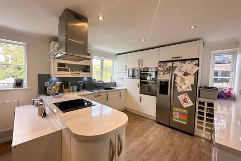 8 Heol Gwerthyd, Barry, CF63 1HJ