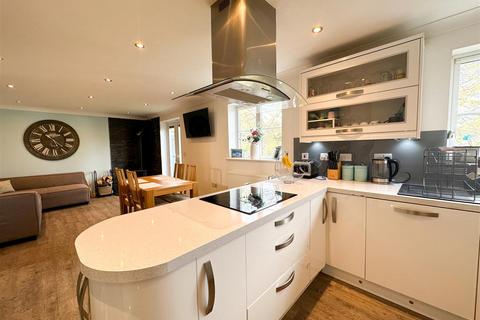 8 Heol Gwerthyd, Barry, CF63 1HJ