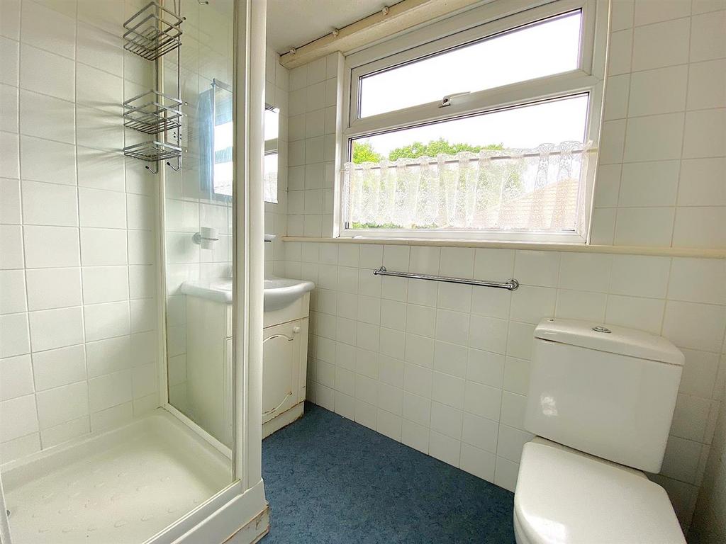 4 Frant Ave - Shower.jpg