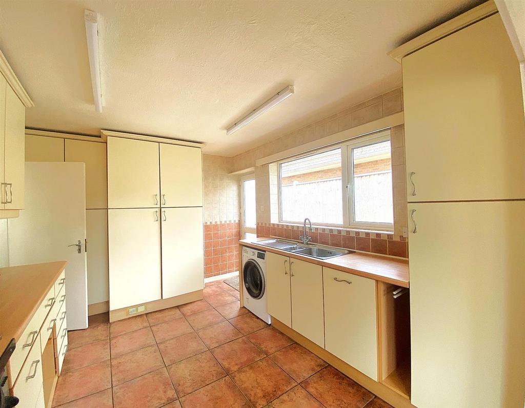 4 Frant Ave - Kitchen2.jpg