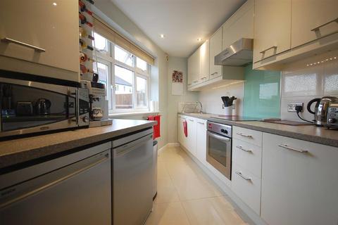 8c Northdown Close, Ruislip, HA4 6JZ
