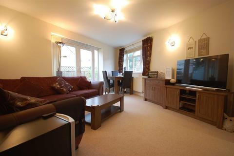 8c Northdown Close, Ruislip, HA4 6JZ