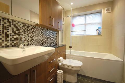 8c Northdown Close, Ruislip, HA4 6JZ