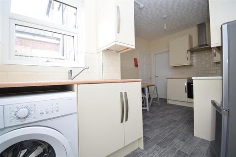 2 bedroom terraced house to rent, Mill Street, South Kirkby WF9