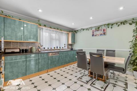 7 Red Willow, Harlow, CM19 5PA
