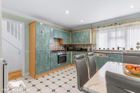 7 Red Willow, Harlow, CM19 5PA