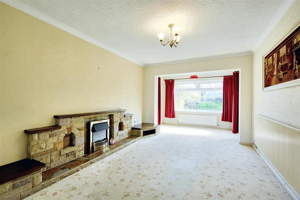 Through lounge/dining room
