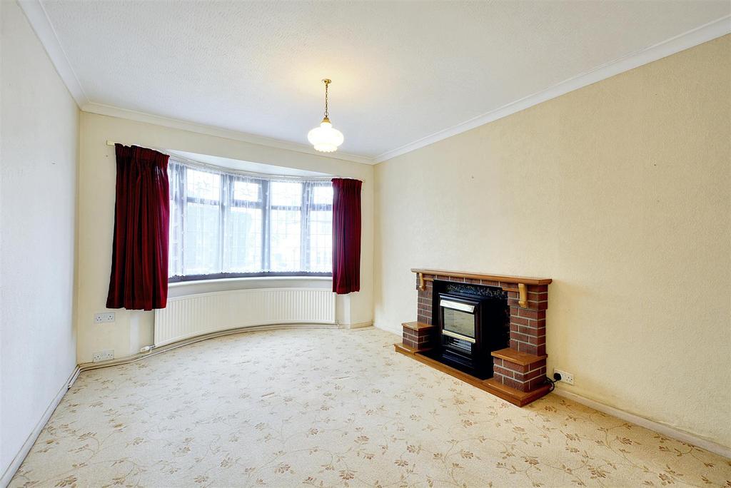 Through lounge/dining room