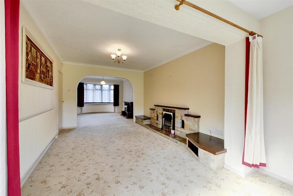 Through lounge/dining room
