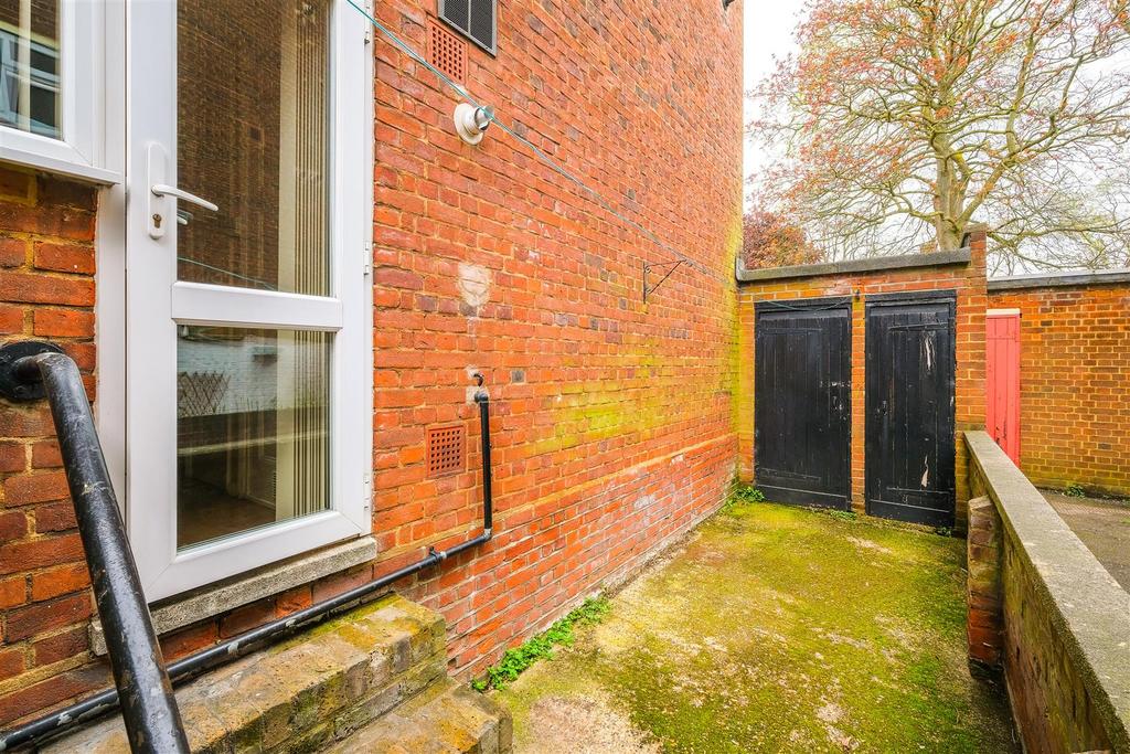 10 Higham Court-14.jpg