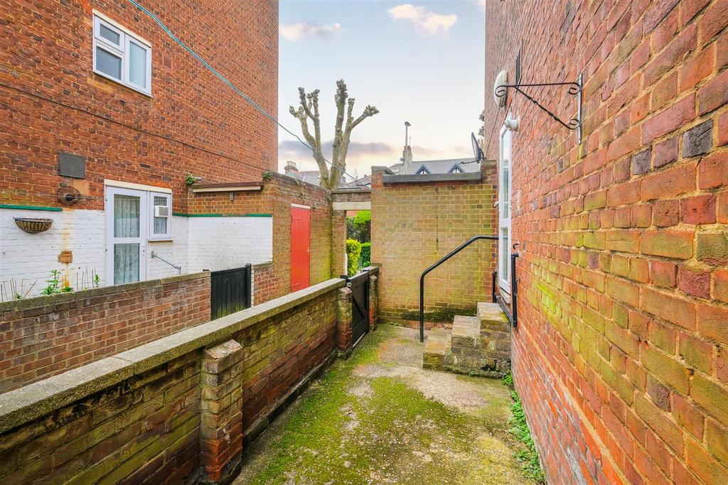 10 Higham Court-15.jpg