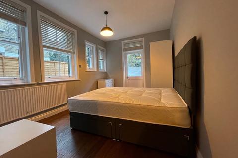 2 bedroom ground floor flat to rent, Hackford Road, London SW9