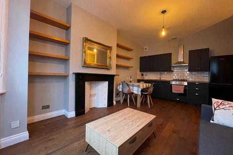 2 bedroom ground floor flat to rent, Hackford Road, London SW9
