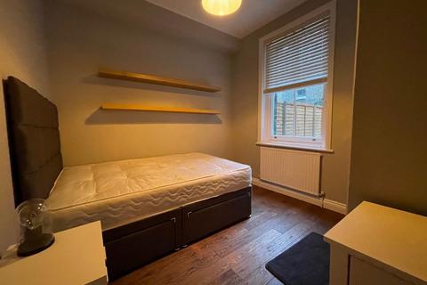 2 bedroom ground floor flat to rent, Hackford Road, London SW9