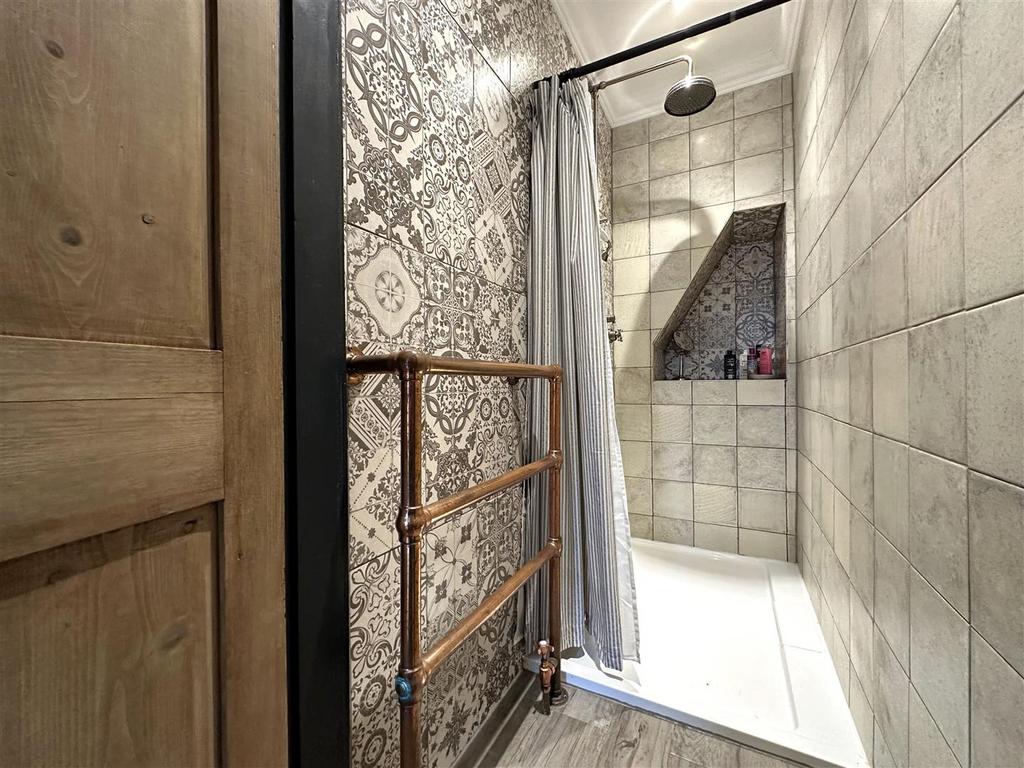 First Floor Shower Room 846