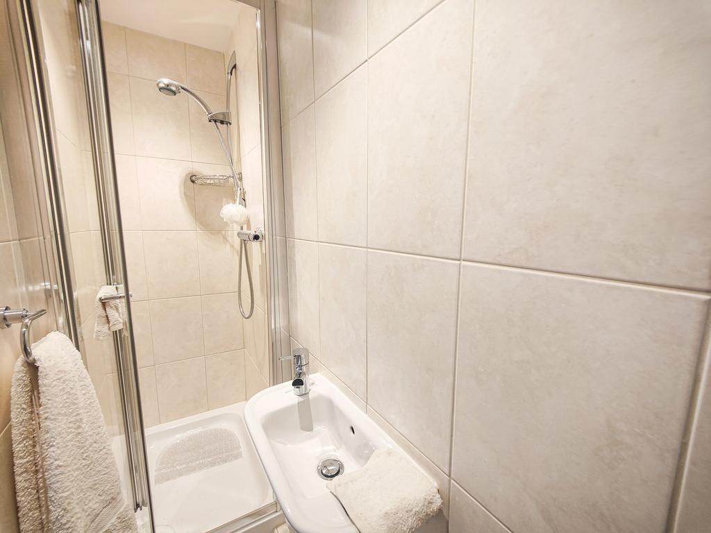 En-suite to Bedroom 4