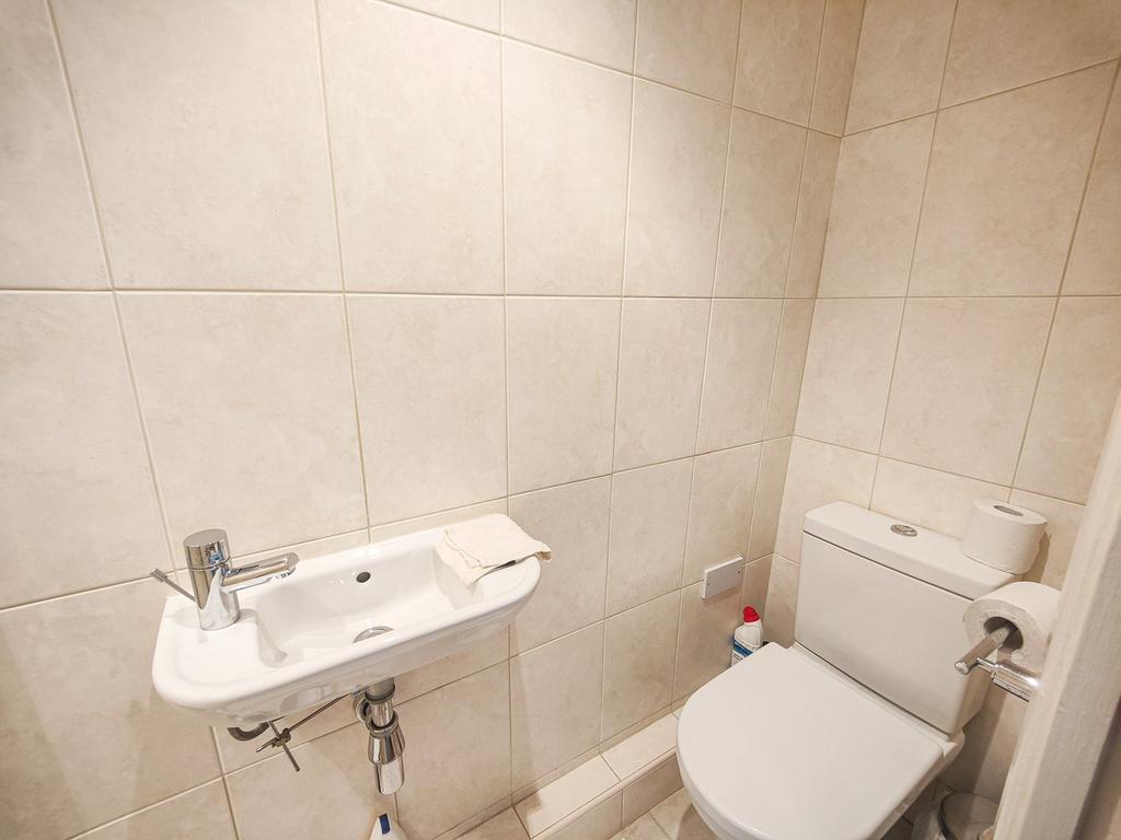 En-suite to Bedroom 4