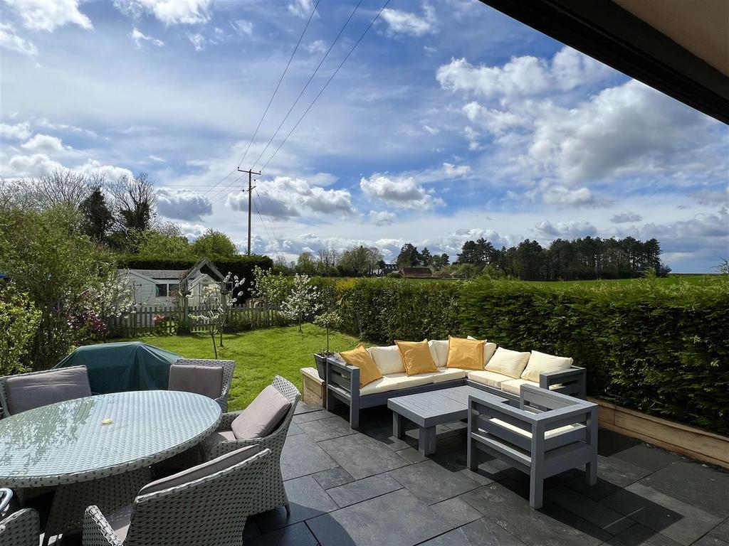 Yew Tree Avenue, Belbroughton... 2 bed semidetached house for sale £