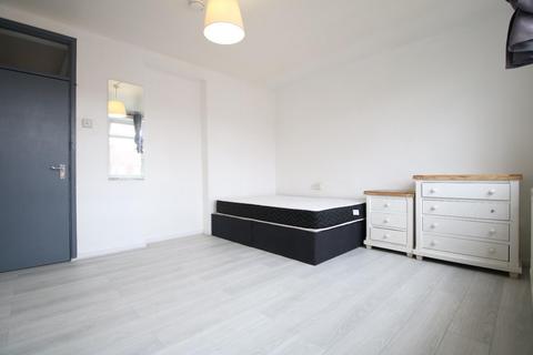 4 bedroom flat to rent - Solander Gardens, London E1