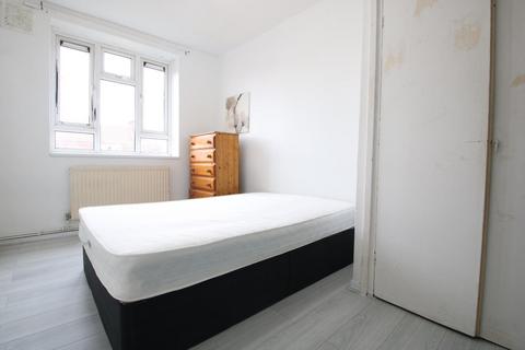 4 bedroom flat to rent, Solander Gardens, London E1