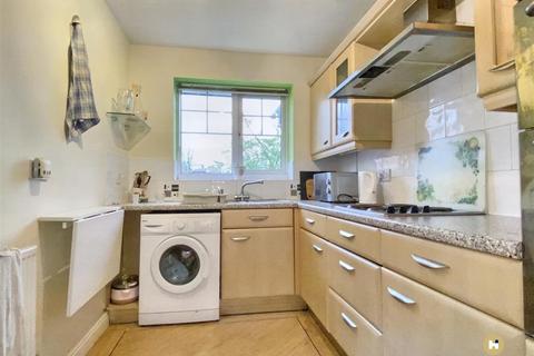 2 bedroom flat for sale, Fairway View, Wakefield WF2