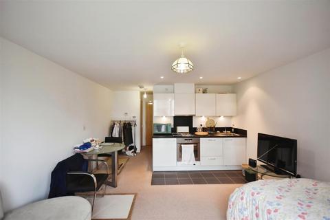 Studio for sale, Clayponds Lane, Brentford