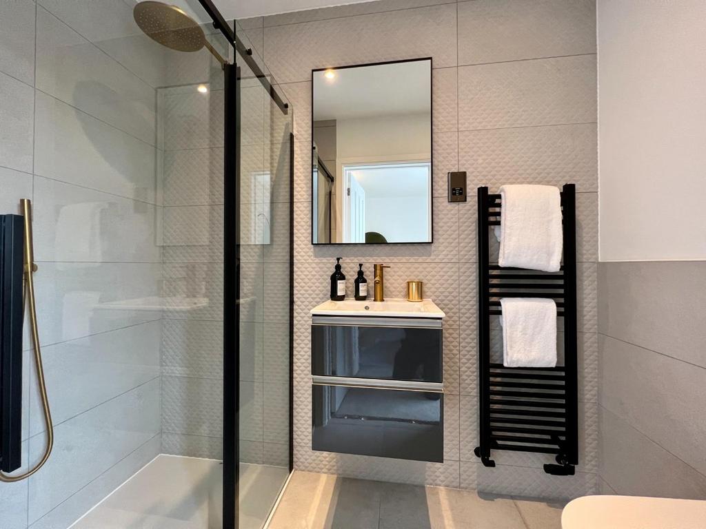 Bedroom 2 en suite