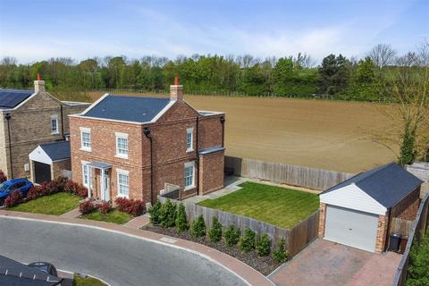 4 bedroom detached house for sale, Hunters Court, Wix