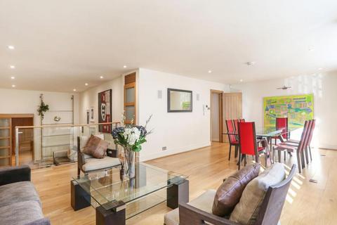 3 bedroom apartment to rent, Garden Road, London NW8