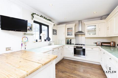 3 bedroom detached house to rent, Roding View, Buckhurst Hill
