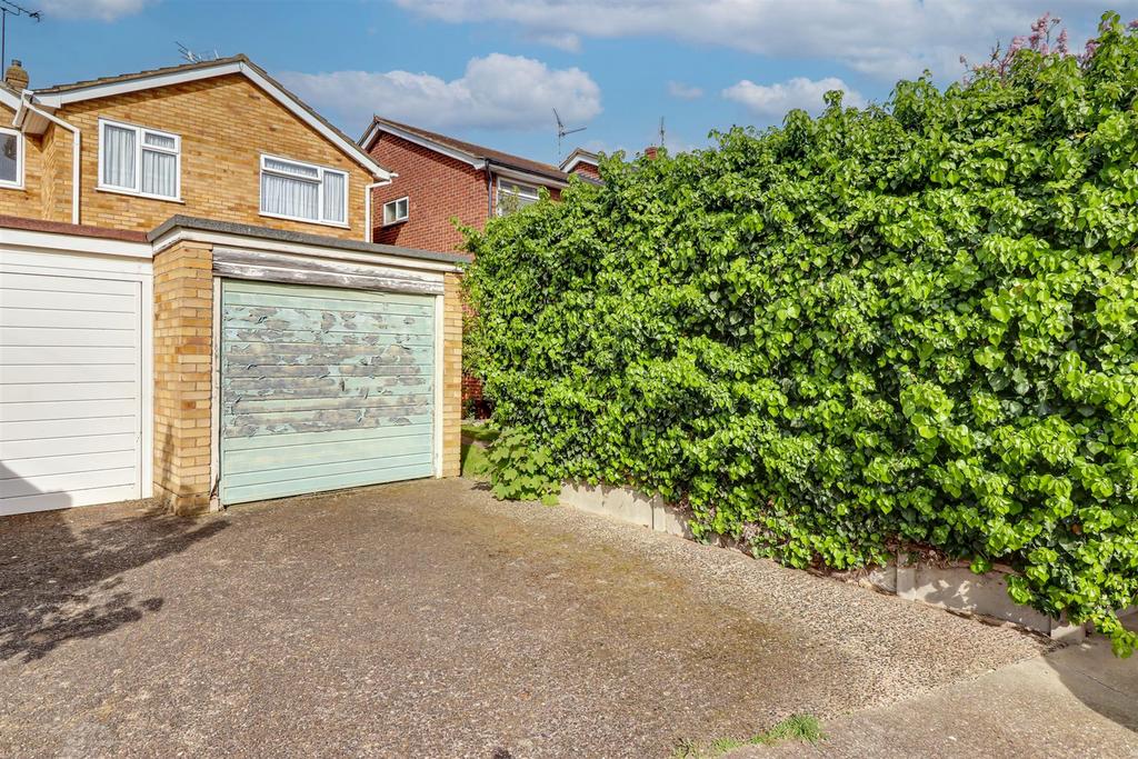 Harvest Road, Canvey Island SS8 3 bed semidetached house for sale £