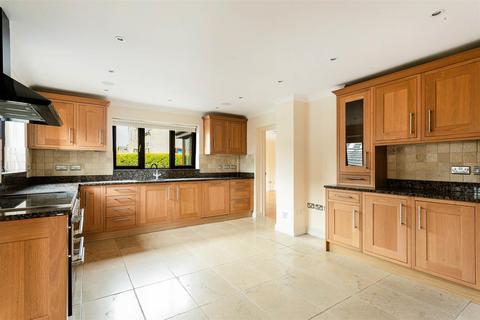 5 bedroom detached house for sale, The Close, Lydiard Millicent