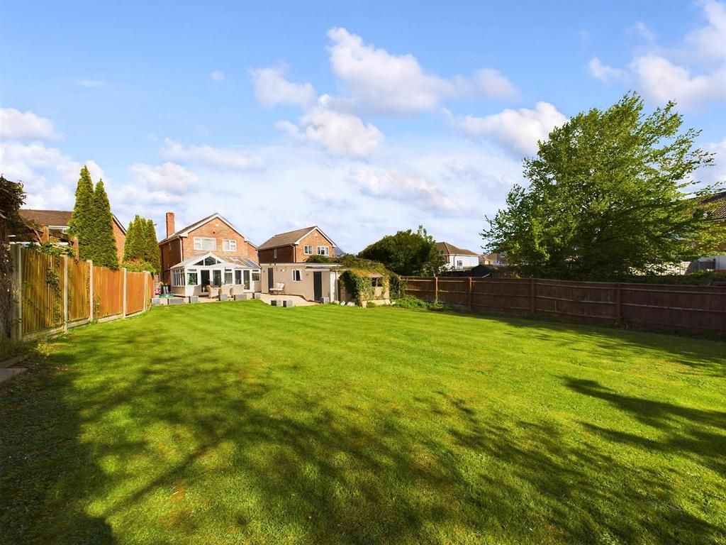 Spencer Close, Hucclecote, Gloucester 3 bed detached house for sale £