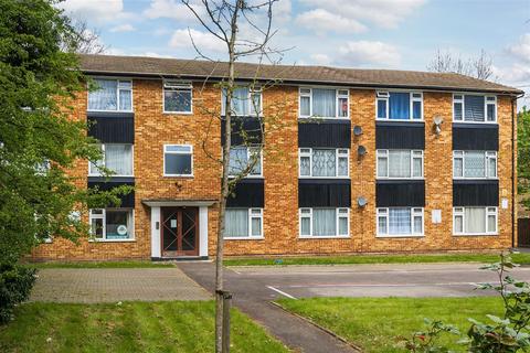 3 bedroom flat for sale, Tregenna Court, Near To Ealing Road, Wembley.