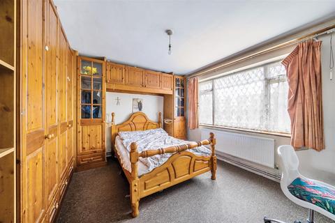 3 bedroom flat for sale, Tregenna Court, Near To Ealing Road, Wembley.