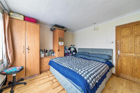 3 bedroom flat for sale, Tregenna Court, Near To Ealing Road, Wembley.