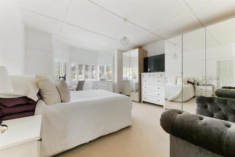 52 Great Tattenhams, Epsom, KT18 5SD
