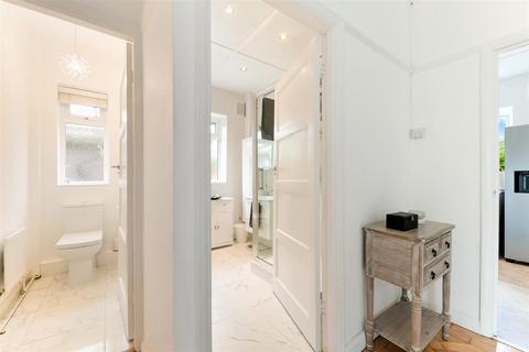 52 Great Tattenhams, Epsom, KT18 5SD
