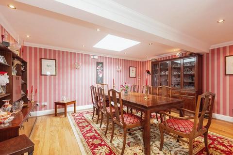 3 Churchill Close, Fetcham, Leatherhead, KT22 9EY