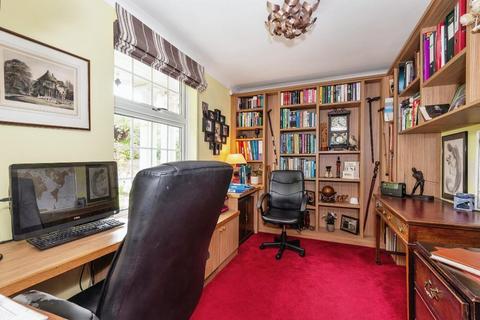 3 Churchill Close, Fetcham, Leatherhead, KT22 9EY