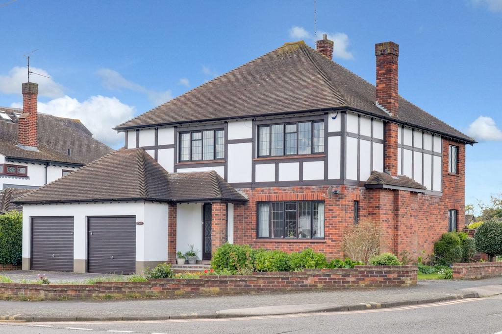 Thorpe Hall Avenue, Thorpe Bay SS1 4 bed detached house for sale £800,000