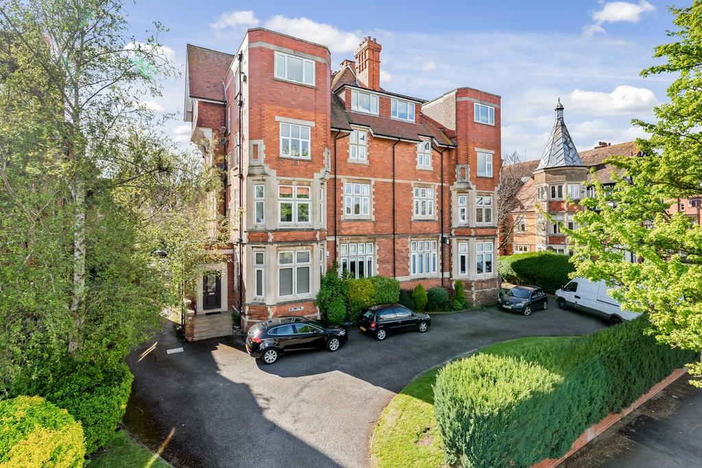 Earls Avenue, Folkestone, CT20 2 bed flat for sale £320,000