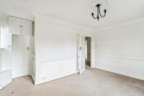 2 bedroom maisonette to rent, Meadow Road, Pinner, HA5