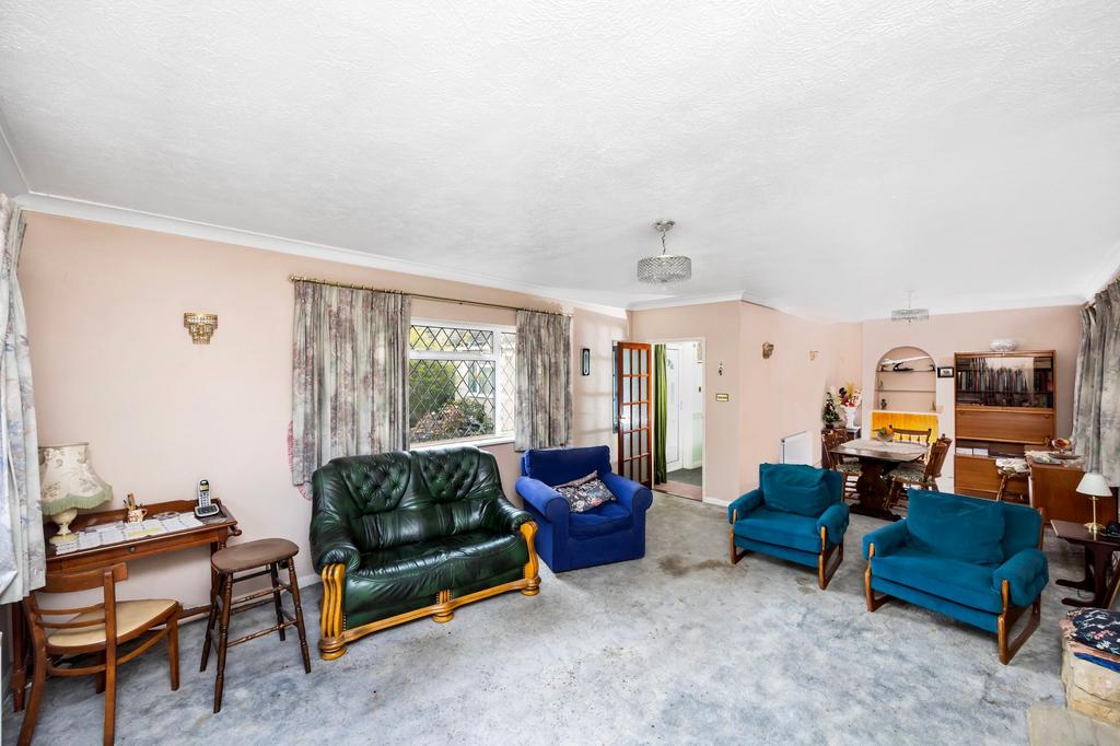 Horley, Horley RH6 2 bed detached bungalow for sale £425,000