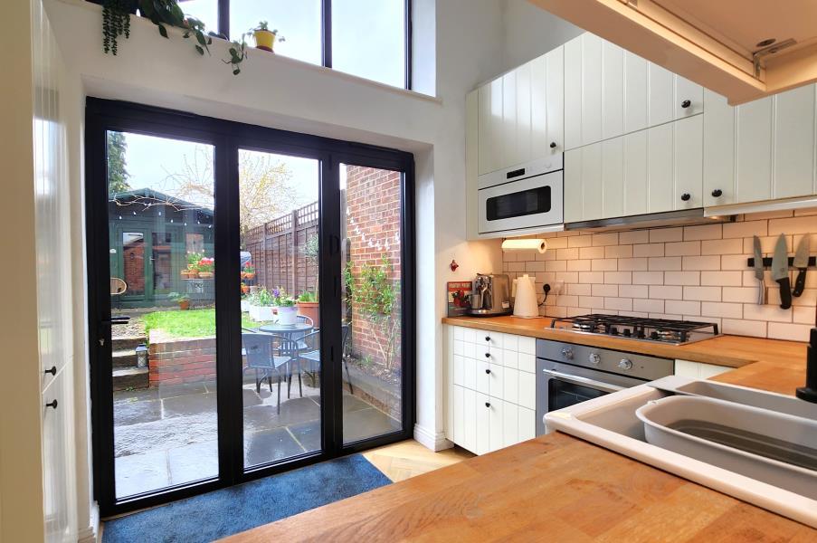 Chertsey Road, Byfleet KT14 2 bed semidetached house to rent £1,850